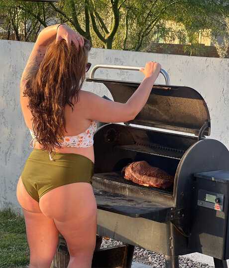 Poolside Bbq Bikini Babe modèle de sexe photo