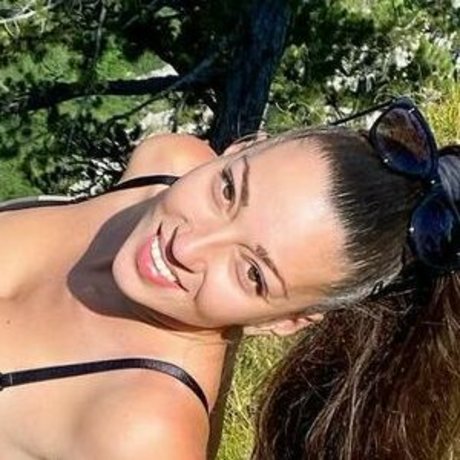 Tina Dakic modèle sympa photos