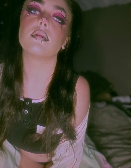 milf aux cheveux noirs onlyfans sexy belle photo