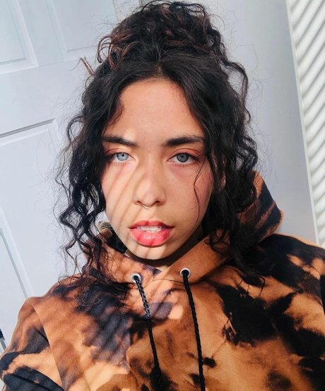 Indigo De Souza modèle adulte des photos