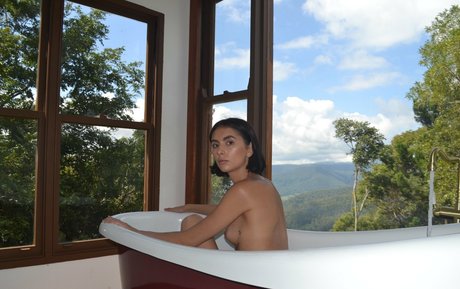 Rebellious hooligans actrice nue images