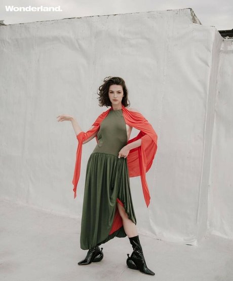 Ella Hunt actrice érotique image