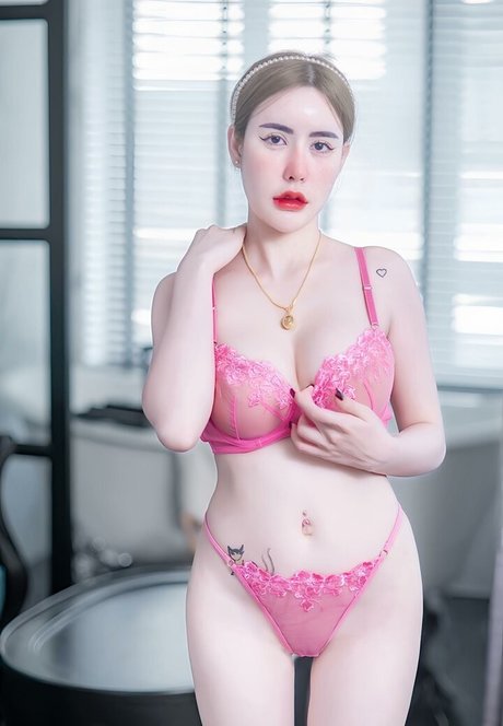 Keawarin Nawan étoile nue des photos