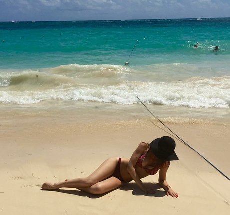 Logan Fabbro actrice libre images