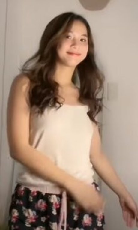 Carizassy Vlogs modèle sexy images