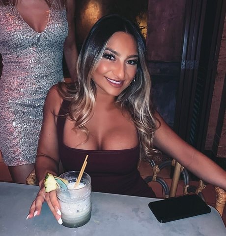 Lizzy Decologero modèle xxx galeries