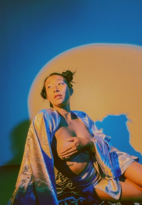 Nadya Okamoto modèle érotique image