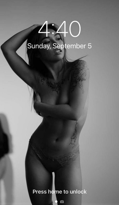 Mikah Tia art modèle des photos