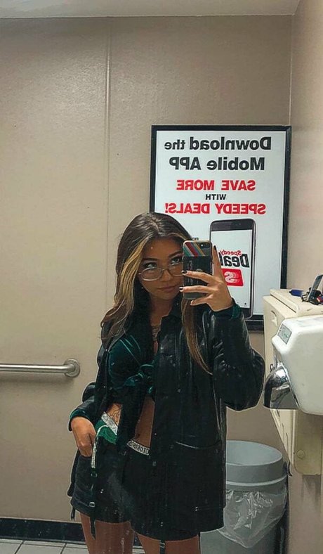 Mikah Tia modèle pornographique image