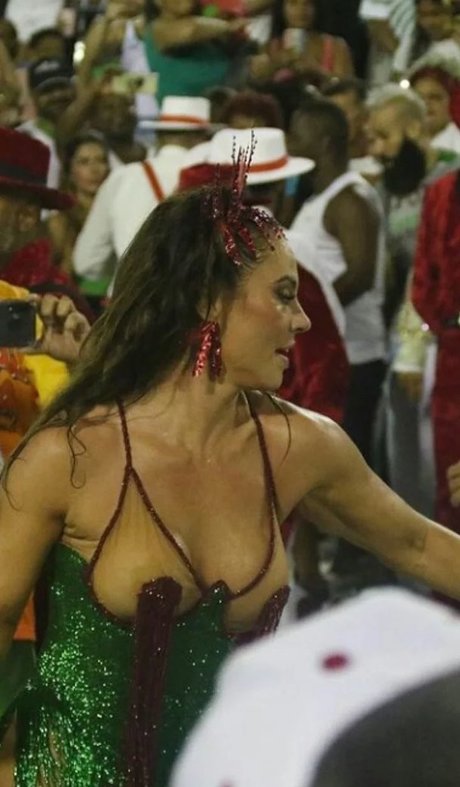 Paola Oliveira étoile adulte archive