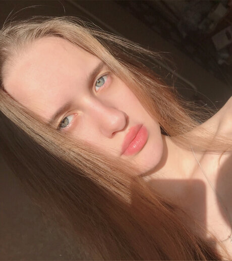 mia lia kiss art modèle image