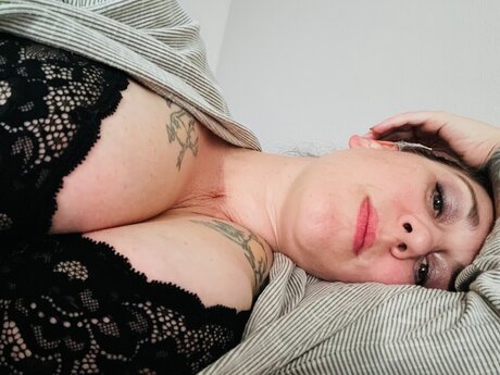 DarkHairedTemptress jolie actrice photos