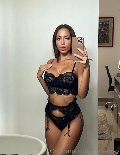 Cora May beau modèle galerie