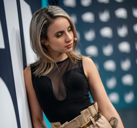 laure bv actrice xxx galerie