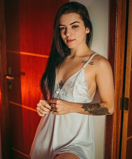 Isa Bichara modèle de sexe photos