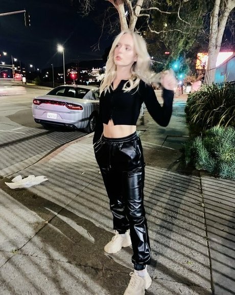 Madilyn Bailey beau modèle collection