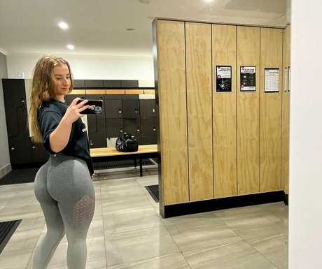 Isobel Hall star du porno sympa image