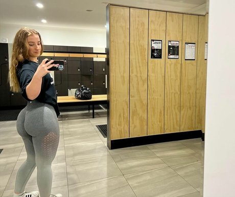 Isobel Hall modèle porno image