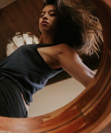 Amber Midthunder modèle nu archive