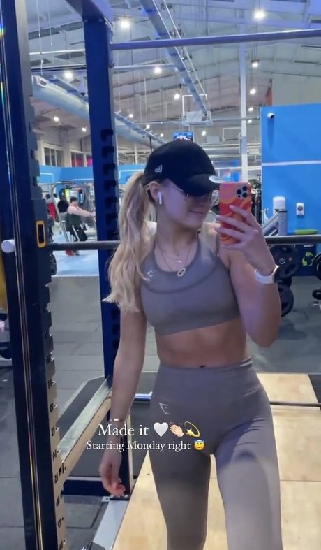 Misha Grimes star du porno parfaite des photos