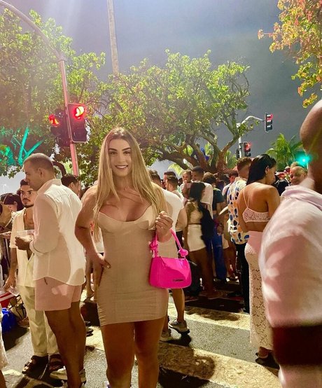 Elloah Guedes star du porno chaud photos