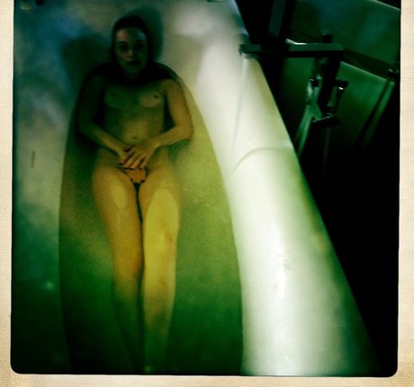 Bella Heathcote modèle artistique des photos