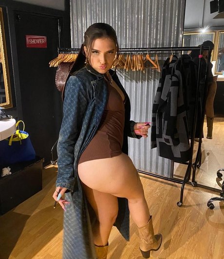 Mae Muller star du porno chaude des photos