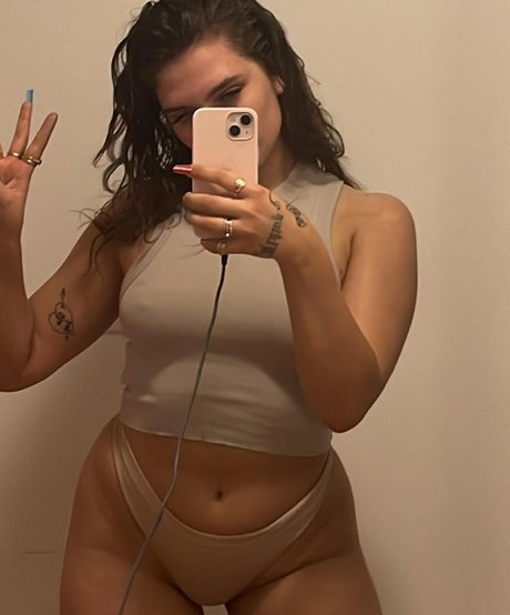 Mae Muller modèle adulte archive