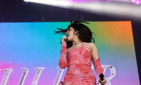 Mae Muller modèle chaud photo