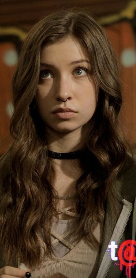 Katelyn Nacon modèle nu galeries