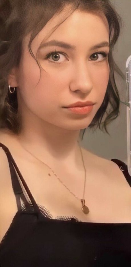 Katelyn Nacon actrice nue image