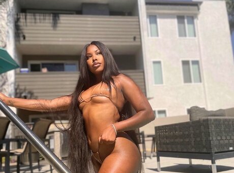 Serenity James nus étoiles des photos