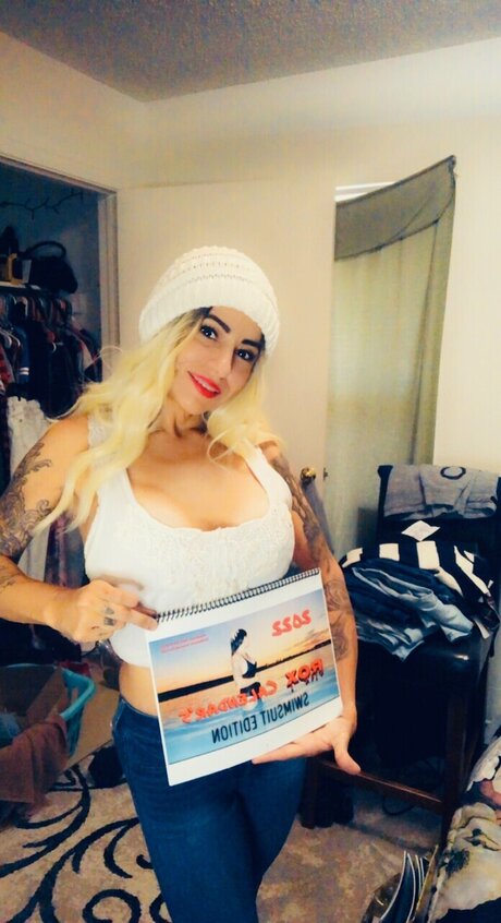 Roxanne Saldana étoile de l'art photos