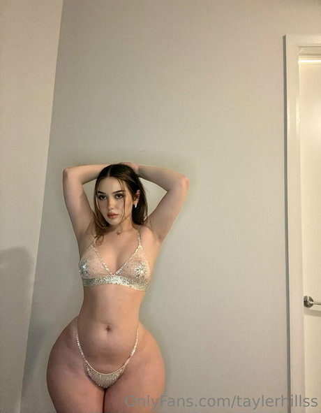 Tayler Hills nus de stars du porno archive