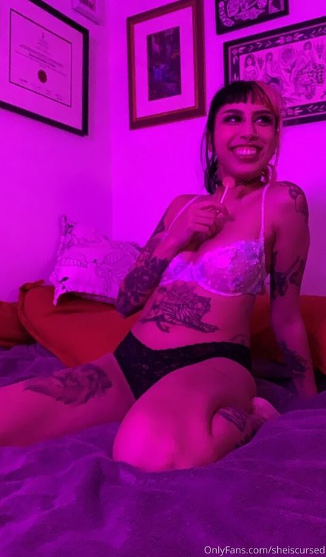 Sheiscursed actrice sexy photo