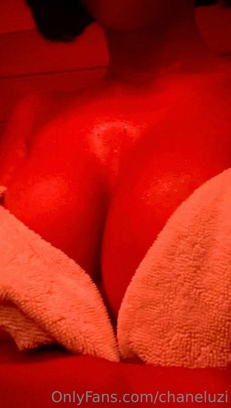 Chanel Uzi actrice des photos