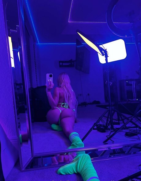 Emilyy Wild actrice de nus image