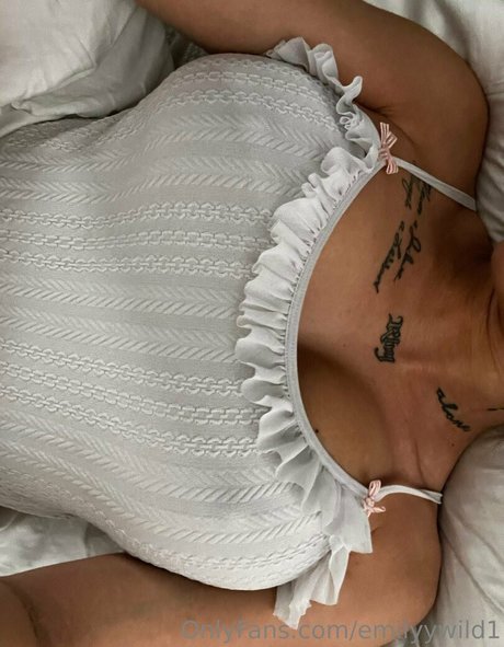 Emilyy Wild star érotique photo