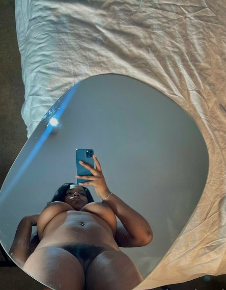 freenelly beau modèle img