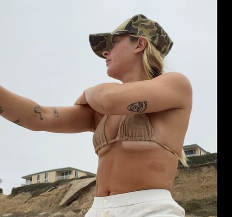 grand-mère poilue onlyfans haute qualité meilleur image