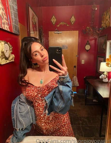 scorpioyogagirl modèle érotique des photos