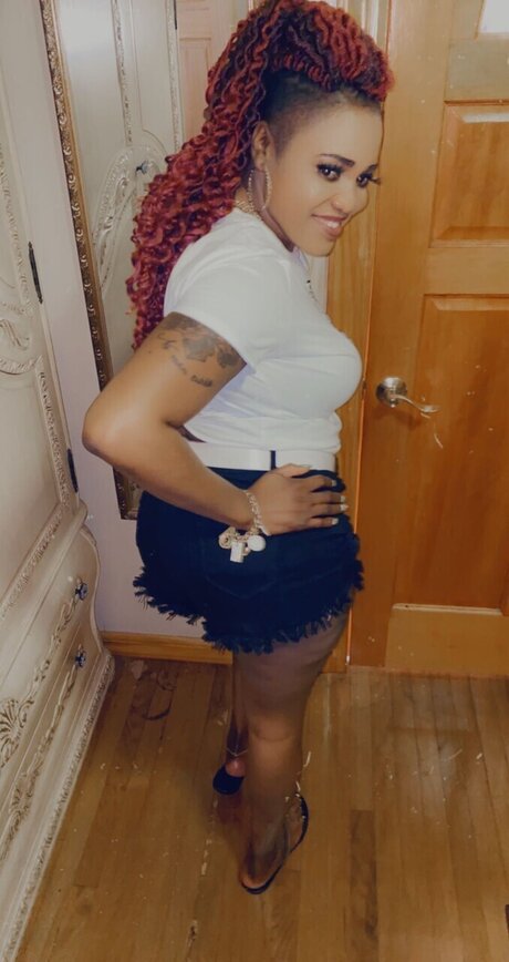 Juicy36 modèle joli des photos