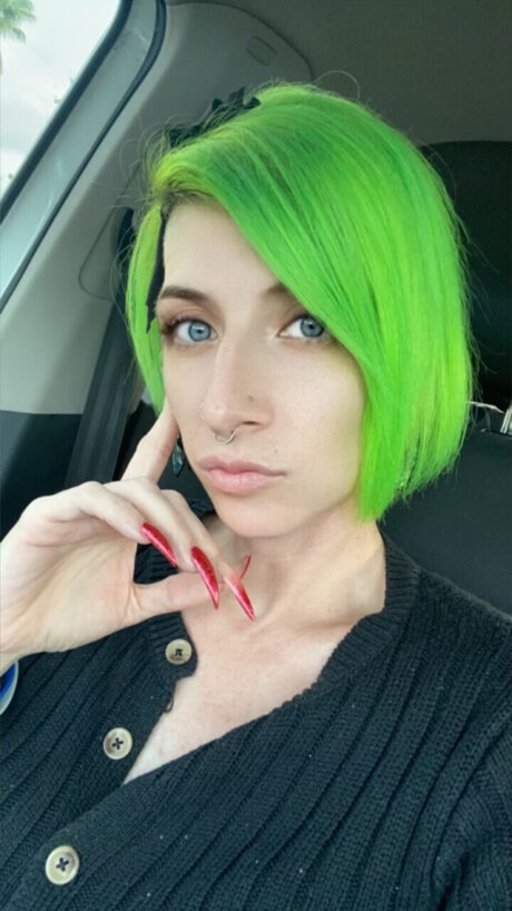 ébène courbée onlyfans plutôt sexy archive