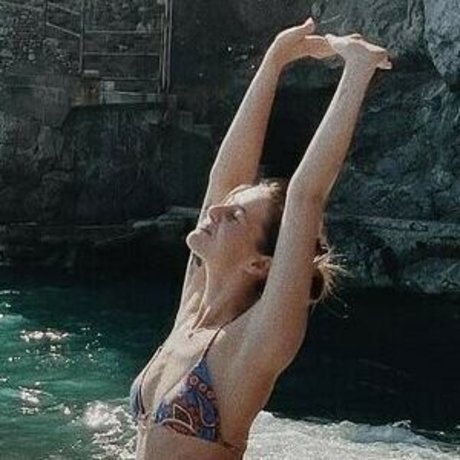 Bunnycutie étoile chaude image