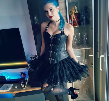 BloodyNyuu beau modèle images