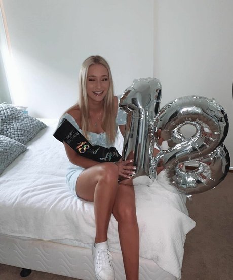 Emilie Kull nus de stars du porno collection