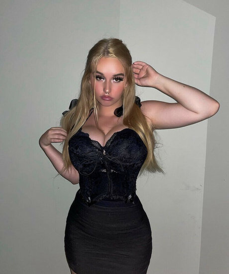 haileyyfriz actrice érotique galerie