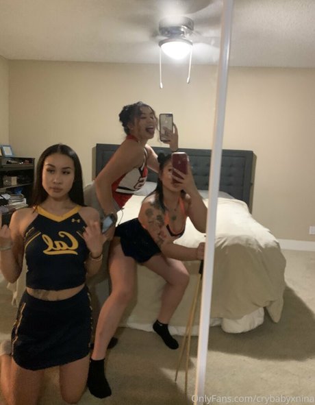 Crybabyxnina modèle hd des photos