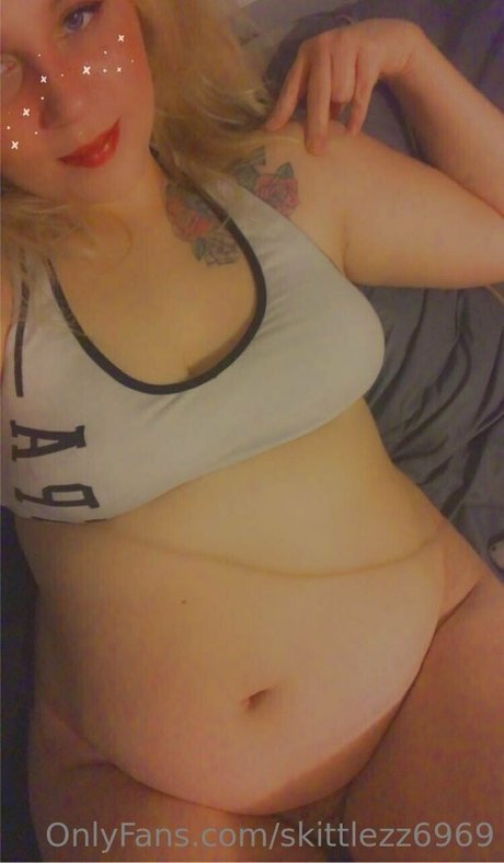 tétons percés onlyfans chaud belle image