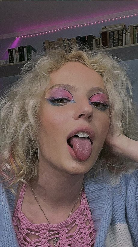 Romanowwa actrice hd image